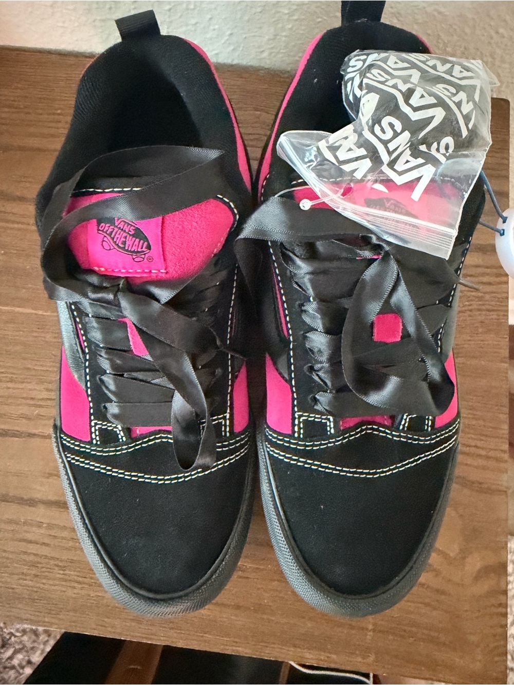 Vans Old Skool Sneakers in Pink and Black - Picture 3 of 3